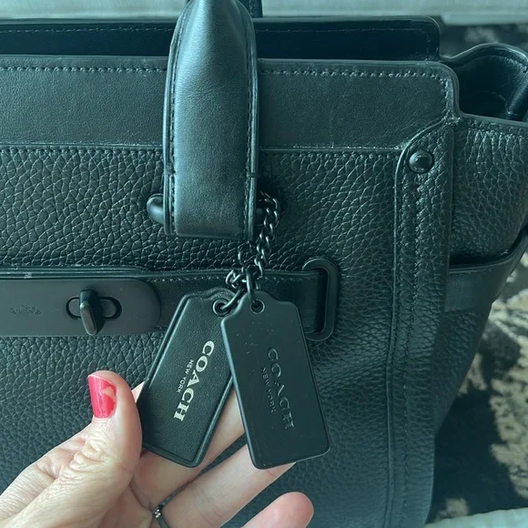 Coach *RARE* Swagger 37 Bag in pebbled black leather and matte black hardware - Picture 4 of 12